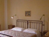camera-cipressi-casa-poli